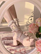 服饰参考/服装搭配/服装设计 精致的洛丽塔小鞋子~
花瓣关注原画人，推荐更多精选素材，绘画更有灵感