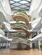 【花篮旋转楼梯】伦敦建筑师Paul Cocksedge为伦敦Soho区某栋创意大楼设计的旋转楼梯，在围栏扶手上布满绿色植物，可以让这里的办公人员充分休息、放松。