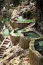 Hot water springs at Grutas de Tolantongo, Hidalgo, México。墨西哥伊达尔戈托兰通戈溶洞温泉。在墨西哥城以北约200公里伊达尔戈州境内的托兰通戈，有一处从溶洞(Grutas de Tolantongo)流出的天然温泉，潺潺汇入托兰通戈河。托兰通戈所在的梅斯基塔尔山谷位于跨墨西哥火山带内，其地热形成的温泉由岩洞和山体内内流出，汇入托兰通戈河时与冷水混合。岩洞内的水温在35-40摄氏度左右，而河水水温大约为20来度。由于夹带了矿物盐，托兰通戈的河水在太阳