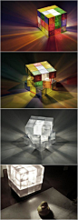 魔方是一种有几十年历史的经典玩具，打乱排列顺序之后，原本整齐的六个面会变成五颜六色的拼图。受此启发，巴西设计师Eric Pautz设计了一款魔方彩灯，和魔方玩具一样，该概念灯由26个小方块组成，中间为照明光源，方块之间相互连接，六个面的颜色各不相同，因此透出的光颜色也不一样。旋转魔方上的方块之后，规则的表面被打乱，从而你可以拼出无数五颜六色的灯光效果。
如果你不喜欢花花绿绿，白色版魔方灯（已有原型产品）效果也不错。@北坤人素材