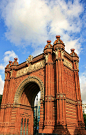 小凯旋门   Arc de Triomf       
作为1888年世界博览会的主要入口而兴建，用红砖砌筑，属于摩尔复兴风格。前面的门楣上雕刻有“Barcelona rep les nacions”（“巴塞罗那欢迎各国”）。