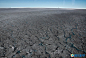 组图：格陵兰岛出现大片“黑冰”_目前，研究人员吃惊地发现格陵兰岛出现了“黑冰”，显示冰川由于覆盖森林大火释放的浮尘，导致冰层变黑，这将导致冰川融化速度加快。图中是位于北极圈的Kangerlugssuaq，北纬67度，海拔1010米。研究人员表示对于黑冰的范围感到吃惊