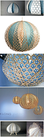 瑞典设计师Ania Pauser同时也是一名插画师，她的灯具设计作品和她的画作一样清纯唯美。“knopp”这个系列的灯具设计的理念是:含苞待放.由12片花瓣状装饰包围着作为“花蕾”的光源，花瓣上同时有不同风格的镂空花纹，带来一些旋转的效果，好像花朵在渐渐的抚育，只待开花。