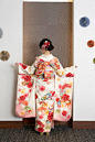 彼女のふ袖を見せる女性 - kimono ストックフォトと画像