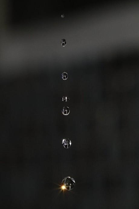 情似雨滴，似断难断。