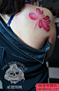 女生肩背精美漂亮的莲花纹身图案