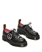 DR. MARTENS X LAZY OAF CHOOSE YOUR MOOD 隨心而行 - hotcatlook : DR. MARTENS 攜手LAZY OAF 推出第四個合作項目，打造共三款聯乘產品，包括一雙 Sinclair 靴子、Bex 綁帶鞋以及 Bethan 瑪麗珍搭扣鞋。每雙鞋都綴有嵌入式Lazy Oaf 細節：如雙品牌後跟環、後跟絲網印刷的Happy/Sad面孔圖案，標誌性的橡膠鞋底亦巧妙融入品牌的Happy/Sad 面孔。