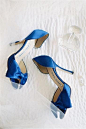 高贵的蓝色婚鞋
蓝色一直有一种与生俱来的高雅贵族气质，优雅纯净，给人无限遐想。仅仅一双蝴蝶结的蓝色婚鞋就能帮你提升气质，变身优雅女王。