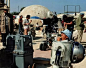 1976年，星球大战拍摄间隙，扮演R2-D2机器人的演员探出头来吃东西。