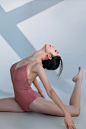 国模人体舞蹈美女高难度姿势艺术摄影图片