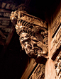 富春江畔的龙门古镇 【栩栩如生的木雕】空旷高敞的龙门民居极为考究，厅堂的雀替、梁柱也是精致的木雕瓦兽，最有代表性的就是百狮厅，檐上的狮子木雕栩栩如生。