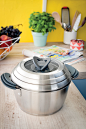 Ovation | Pot set | Beitragsdetails | iF ONLINE EXHIBITION : Tefal Ovation shows a perfect balance between user friendliness and consumer insight driven design, solving a very real problem found in most kitchens – a lack of storage space. The set consists