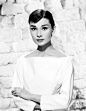 《甜姐儿》宣传照，她最标志性的影像之一。她的美给人最直观的印象恰如这组图所显示的那样，清恬娴静，又隽永悠长。#Audrey Hepburn# by Bud Fraker, 1956.