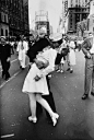 [插画欣赏――Alice X. Zhang] 胜利之吻是1945年8月14日（北京时间8月15日）发生在纽约时代广场的一幕亲吻。时值日本宣布无条件投降，纽约民众纷纷走上街头庆祝胜利。一位水兵在时代广场的欢庆活动中亲吻了身旁的一位女护士，这一瞬间被《生活》杂志的摄影师阿尔弗雷德·艾森施泰特（Alfred Eisenstaedt）拍摄下来，成为传世的经典历史画面。胜利日之吻的轰动也引起了一定的争议。有人认为作品有摆拍嫌疑，人物服装与当时气候不符，还有它的画面构图又是那样的精准。人......