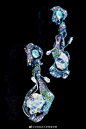 珠宝设计超话珠宝超话#首饰##珠宝# 
印度珠宝设计师 Neha Dani 的新作——灵感源自星云天体的「Shristi」系列。该系列由两组共6件单品组成，演绎了蓝、橙两款宇宙色系，以欧泊石通透的质感探索了宇宙内在的能量与光芒。

图片来源见评论 ​​​​