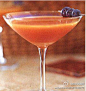 【莱娜鸡尾酒 Laila Cocktail 】 材料：覆盆子伏特加2份、青柠角2块、草莓2个、蓝莓4个、芒果泥1滴注（1毫升） 制法：将青柠角、草莓、1个蓝莓和芒果泥在摇酒器中捣烂，加入冰块和伏特加用力摇匀，过滤两次倒入冰镇的马提尼杯中，用三颗蓝莓穿成鸡尾酒棒装饰。
