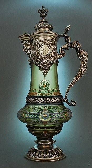 一百年前設計制作的玻璃鑲銀葡萄酒壺