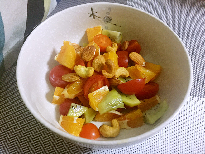餐后水果
橙子+小番茄+猕猴桃+坚果