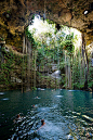 位于墨西哥坎昆的“圣井”(Cenote Sagrado)，一个大天坑，可以下去游泳