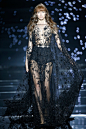 Zuhair Murad Fall Couture 2015。祖海·慕拉2015巴黎时装周秋冬高级定制发布。 就算熟悉高级定制礼服中各种亮片钉珠刺绣仙气飘飘的手段，但本季Zuhair Murad将星辰宇宙绣在了华丽裙摆上。如同天色变换，从红色到青紫、白昼到黑夜，美得包罗万象、无比精妙。