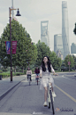 组图：baby白裙飘飘出演“世界城市日”主题片 骑行穿梭都市 : 10月26日，2017“世界城市日”主题片于今日正式发布。该片由2017“世界城市日”上海推广大使、演员杨颖(Angelababy)出演。