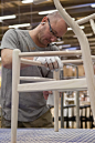 Y椅的制造是一件颇具挑战性的工作，其轻巧的结构和完美细节要求近乎苛刻的制作工艺以及制作师对木材榫卯结构的深刻理解。