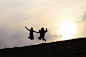 人,自然,户外,跳,手牵手_133035141_Romantic silhouette couple jumping_创意图片_Getty Images China
