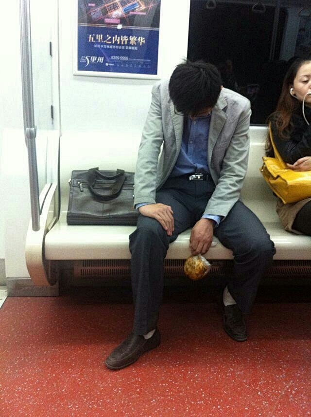 坐地铁回家对面有个男人我很佩服他，上了地...