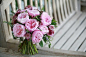 罗莎琳德Rosalind 罗莎琳德（Austew） 是第二代大卫奥斯汀切花品种之一，有着华丽的果味香水。  开花性，开花频率非常优秀 植株生长速度快，分枝性好，花枝较短 花粉红色，花型饱满植株抗病性好 夏季高温季节花朵易畸形 小小的腮红粉红色花蕾，慢慢的打开后成为美丽的花朵，像牡丹绽放。有一个很自然的和精致的外观。 罗莎琳德非常饱满，多达160个花瓣整齐的排列在一起，一个非常美丽的老花园玫瑰品种