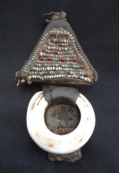 尼日尔的图阿雷格护符。皮革，贝壳，玻璃珠...