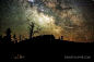 天文摄影师Randy Halverson用2012年4-10月的时间里，在美国南达科他州平原上拍摄了一段视频《Plains Milky Way(平原银河系)》，借助延时摄影技术展现了银河系的壮观，广为流传。

　　Dakotalapse.com网站现在又整理公布了他的50多张摄影作品，张张都能震撼人的心灵，其中大部分展现的都是银河系横贯天空，也有一些其它场景，甚至是器材展示。

　　Randy Halverson使用的器材主要是佳能5D Mark III、5D Mark II、60D，镜头则有很多，包括佳