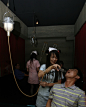 台北的医院主题餐馆，一身护士服的服务员正用点滴管喂客人喝饮料。