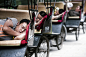 匈牙利摄影师Áron Süveg，拍摄地中国北京。作品名“打盹的人”北京的三轮车师傅在北京市中心安静的街道上休息睡觉。