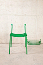 近日，跨学科设计工作室 en bruto 设计了一款名为 hache 的座椅，让使用者有机会自行定义座椅的形状和配色。#求是爱设计# ​​​​