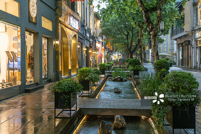 雨中杭州河坊街之南宋御街夜景图片素材
