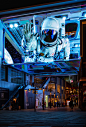 三里屯太古里裸眼3d显示屏中的宇航员摄影照片