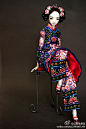 【中国古风陶瓷娃娃】Enchanted Doll（被施了魔法的人偶）是一个奢侈娃娃品牌，可以说是娃娃中的爱马仕，由80后俄裔加拿大艺术家Marina Bychkova 创造。热爱中国文化的Marina 将各朝代中国元素进行叠加，制作出了外国人眼中的中国娃娃。