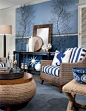 蓝白相间的沙发，藤制的茶几、沙发，也在诉说着浓浓的地中海风情。