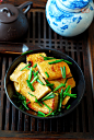 最简单生活--韭菜炒千页豆腐
偶然在席间吃到韭菜炒千页豆腐，清爽中带点Q感，和北豆腐外貌几乎无差别，但味道很是不同。