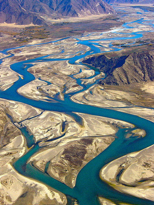 雅鲁藏布江是中国最高的大河，位于西藏自治...