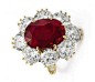 伊利莎白·泰勒珠宝 
8.24克拉红宝石及钻石戒指

梵克雅宝设计，1968年

1968年圣诞节李察-波顿赠

估价：美元1，000，000–1，500，000

        李察-波顿与伊莉莎白-泰勒结婚初期，曾答应送她一颗色泽完美的独特红宝石，而且明言“不完美不要”。四年后，他终于兑现承诺，偷偷把一个小礼盒放进伊莉莎白的圣诞袜里，但由于盒子太小，她竟然毫不察觉，最终由女儿莉莎找到。伊莉莎白打开盒子时发现这颗“她见过颜色最完美的宝石。”


