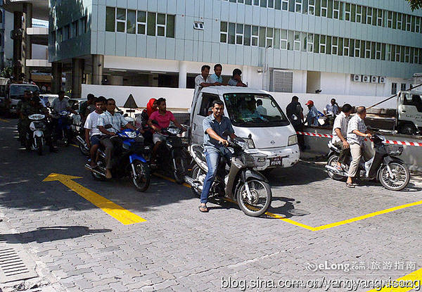 马尔代夫的主要交通工具  摩托车 马累街...