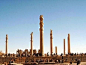 伊朗波斯波利斯(Persepolis)古城，大约在公元前515年，古波斯王大流士下令在一个人造平台上修建波斯波利斯古城。波斯波利斯远离闹市，位于高山之上，是波斯帝国的首都。庞大的建筑物环绕四周，拥有双排楼梯。这座失落的古城最吸引人的地方，是它的四座高大宏伟的陵墓。除此以外，这里还散落着大量石碑和浮雕艺术品。