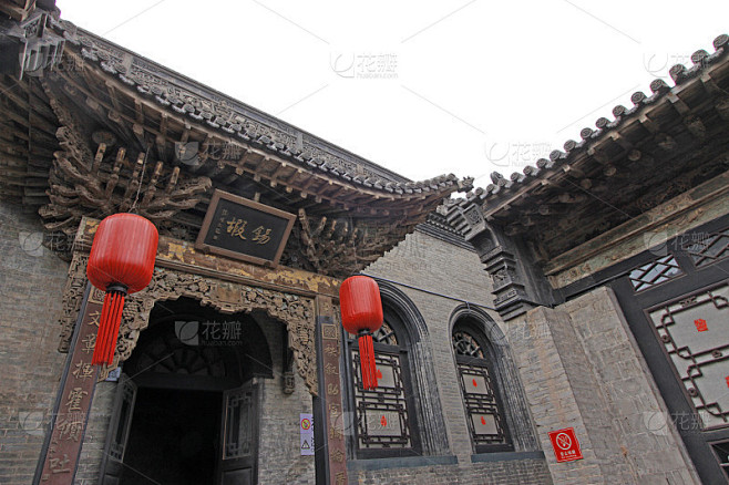 中国传统建筑风格的四合院，以门庭为主