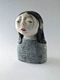 1987年出生在中国四川的陶瓷艺术家Dai Li ，现居澳大利亚的昆士兰。2009年毕业于景德镇陶艺学院，毕业后去了澳大利亚。2010年举办了首次个展，同年又参展墨尔本艺术博览会。她的雕塑作品的主旨是围绕人物、关系以及内部装饰几个方面展开的。