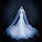 Michael Cinco，来自迪拜的Drama派高级定制婚纱，浮夸华丽的魔幻风格，夸张的裙摆和精雕细琢的背部装饰是其特色所在，真的是美爆炸！