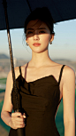 吴千语手机壁纸：吴千语撑伞大片，一袭黑色吊带修身开叉长裙，优雅舒展，定格恣意时光。 ​​​​
