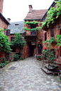 Collonges-la-Rouge, Corrèze Limousin , France。法国利穆赞大区科雷兹省Collonges-la-Rouge(有译作：考兰若拉虎日)。这里属于地球上有人类居住的最古老的区域之一。无与伦比的红色砂岩是这一从前蒂雷纳伯爵封地独特的标志。然岁月蹉跎，绿野仙踪、原始自然美景却依可于此寻觅，工业污染未曾波及，Collonges-la-Rouge仍旧是那个清新明亮的红色村落。引无数向往宁静与祥和的人们纷至沓来，甚至流连忘返于此安家。 如今，也已获得“法国最美村庄之一”的美称。