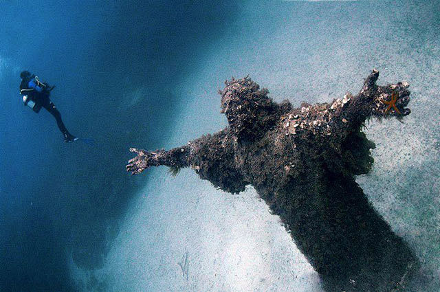 马耳他，海水中的耶稣雕像