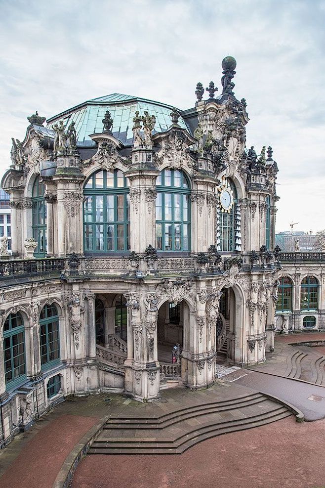 Zwinger Palace was b...